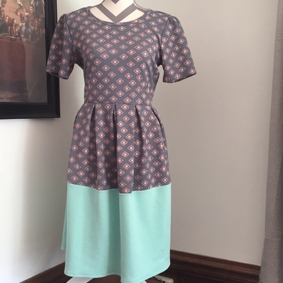 LuLaRoe Amelia - Picture 1 of 3